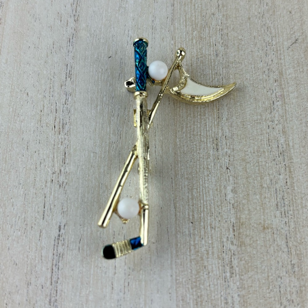 Vintage gold tone enamel golf brooch. Signed Gerry’s